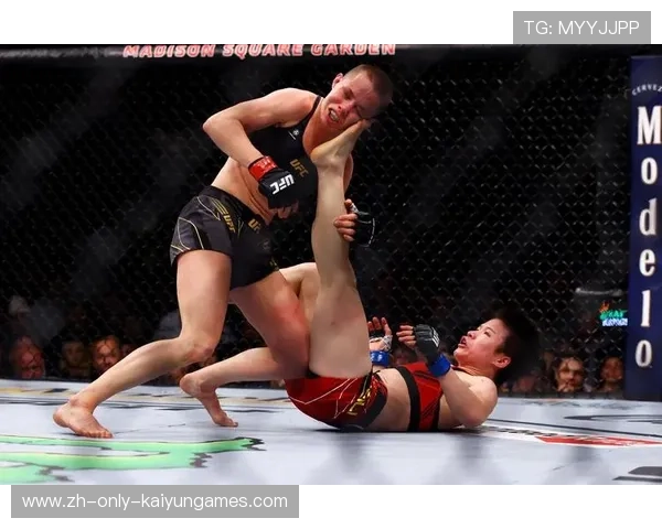 UFC格斗双方互殴到裁判喊停——激烈对抗中的无情制裁